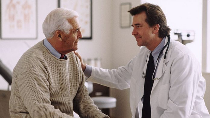 Doctor and patient discussing paciente
